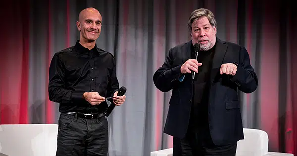 Robin Sharma, speaking along Apple co-founder Steve Wozniak Robin Sharma, speaking along Apple co-founder Steve Wozniak